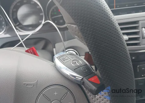 2010 Mercedes-Benz E 550 z USA, uszkodzony, nr VIN WDDKJ7CB3AF022154